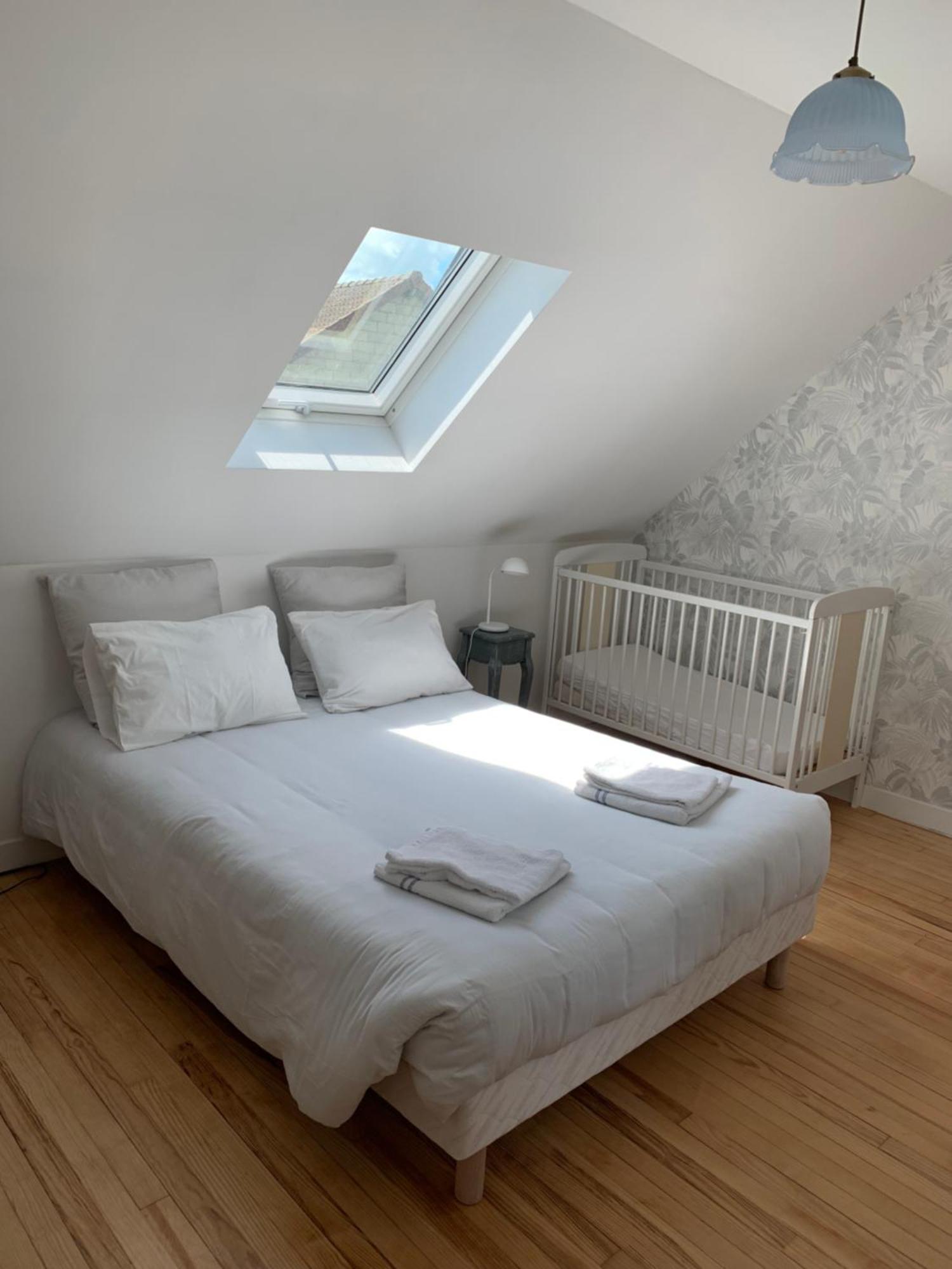 Le Claugi Villa Damery  Rum bild